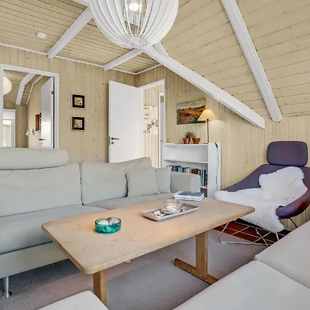 3 Bedroom Cozy In 別荘